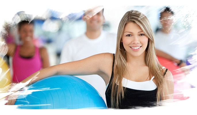 Grupo de personas con balones antes de empezar la clase de pilates suelo en Salud para Todos Parla