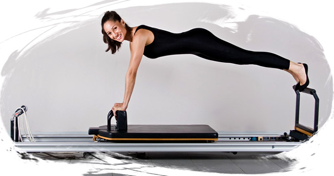 Chica realizando ejercicios en una clase de pilates máquina en Salud para Todos Parla