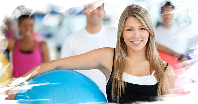 Grupo de personas con balones antes de empezar la clase de pilates suelo en Salud para Todos Parla